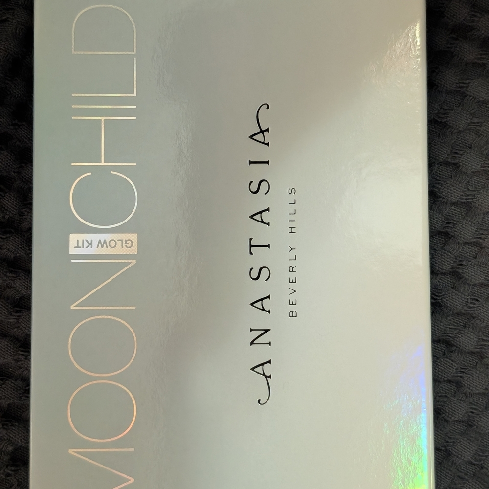 Anastasia Beverly Hills Moonchild Glow Kit in Silver